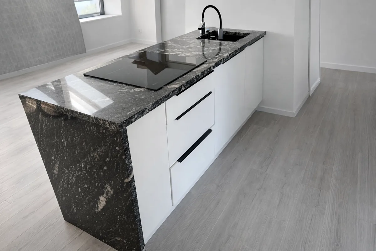 Blat kamienny granitowy Titanium na wymiar — realizacja Gdynia