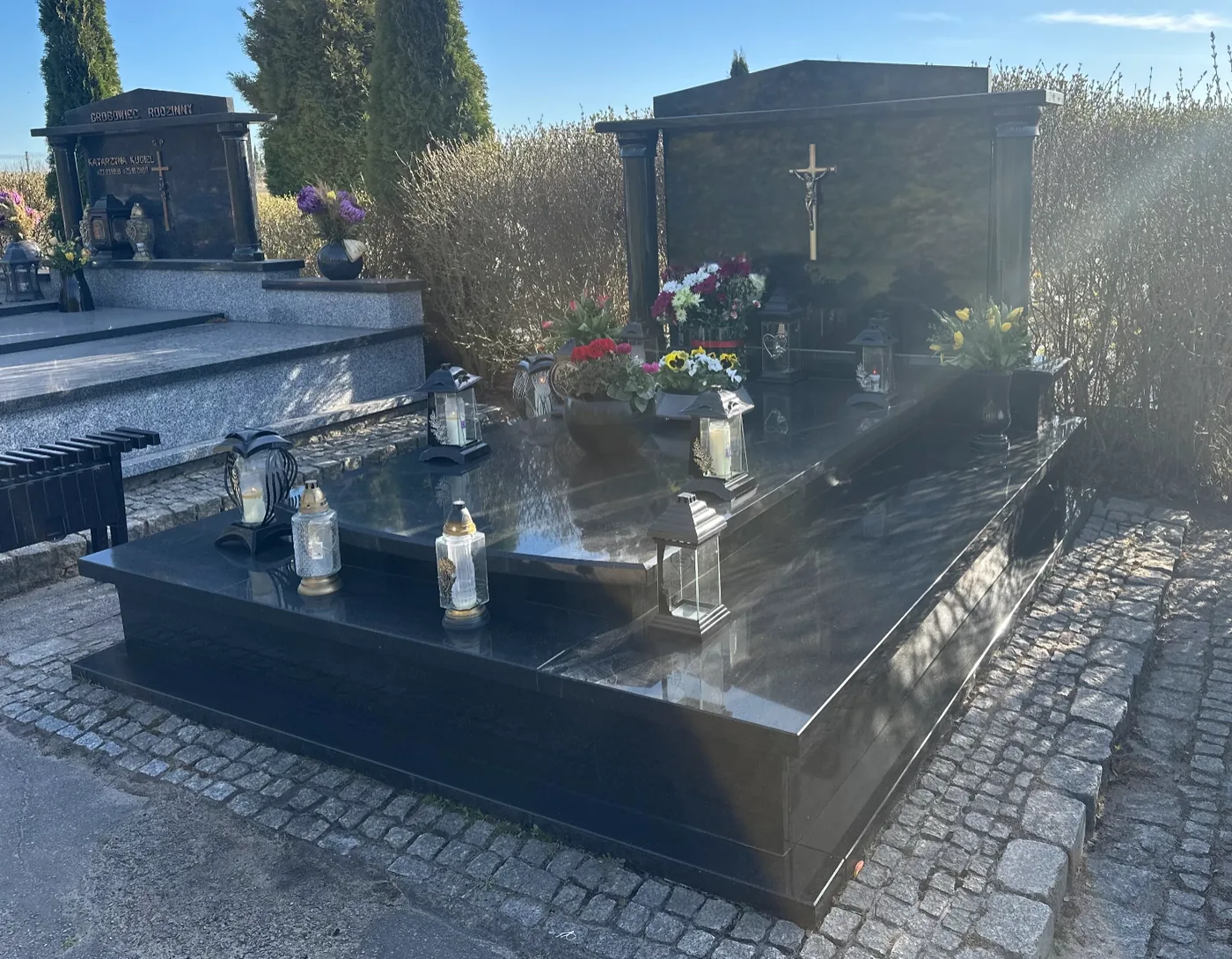 Grobowiec rodzinny — czarny granit