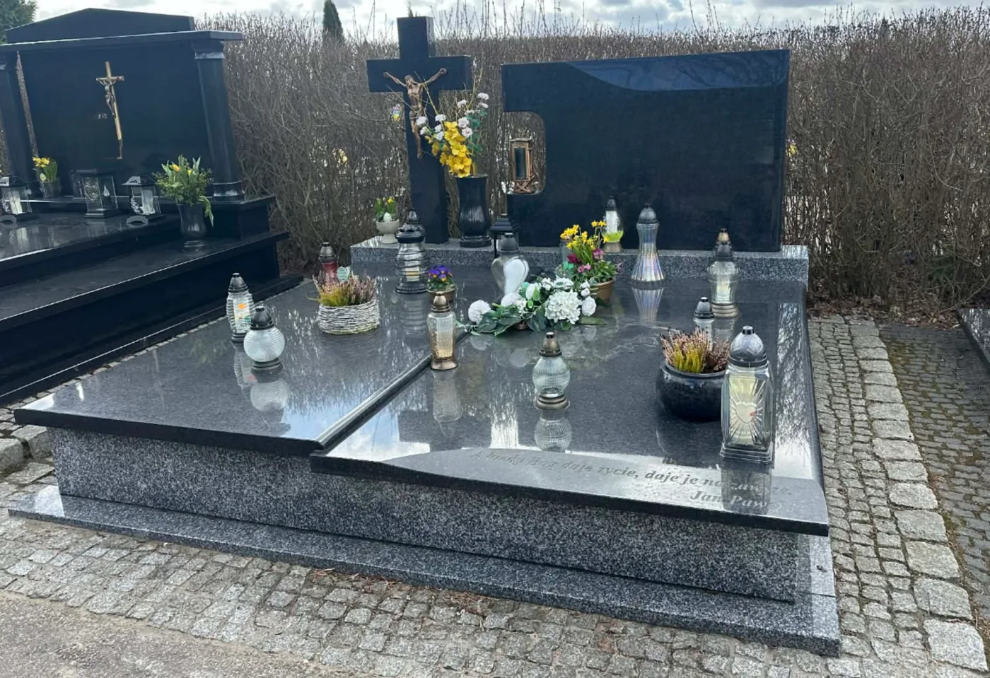 Grobowiec rodzinny — granit Pomorze