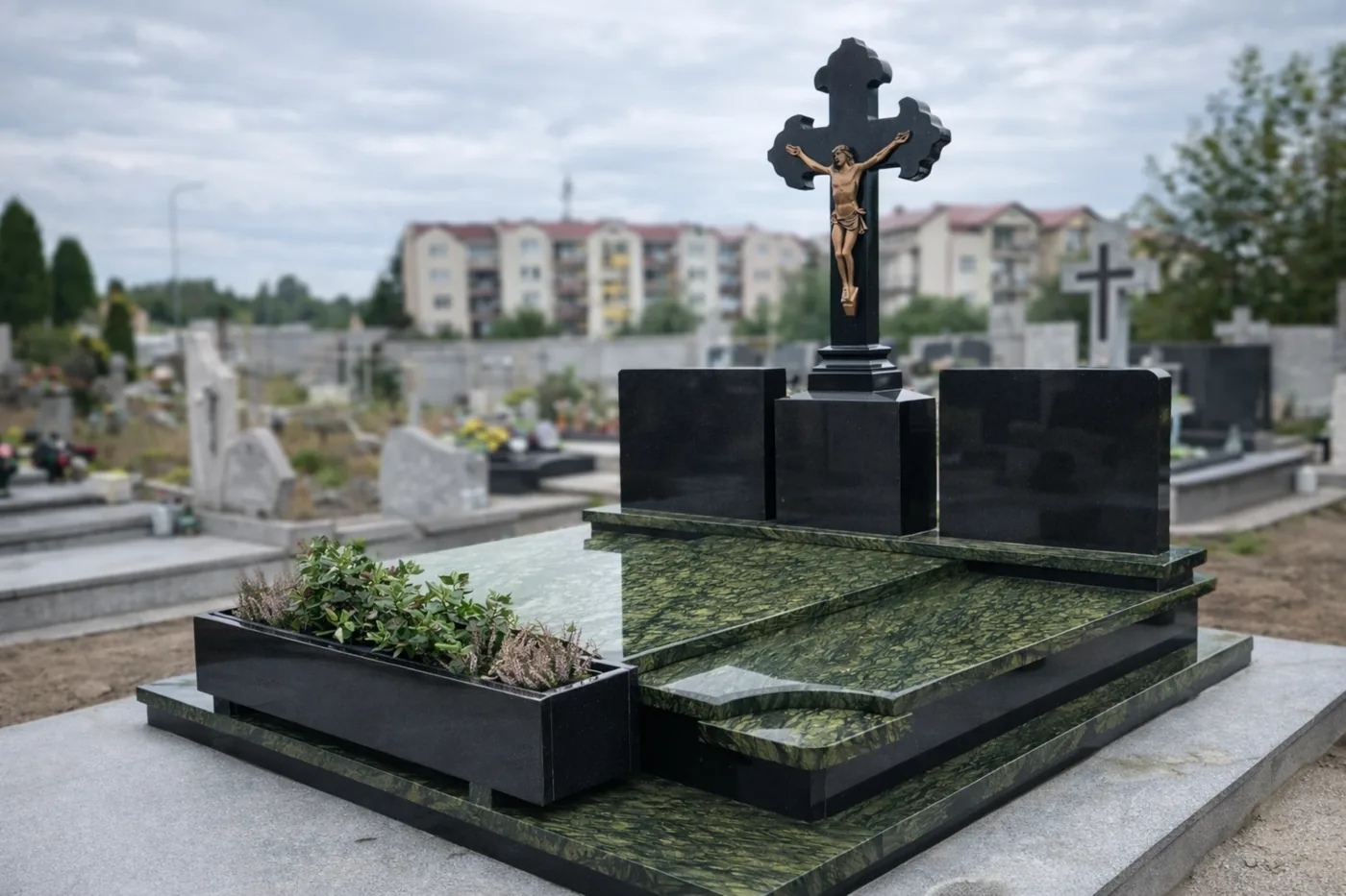 Grobowiec rodzinny z granitu Verde Picasso — realizacja Kościerzyna