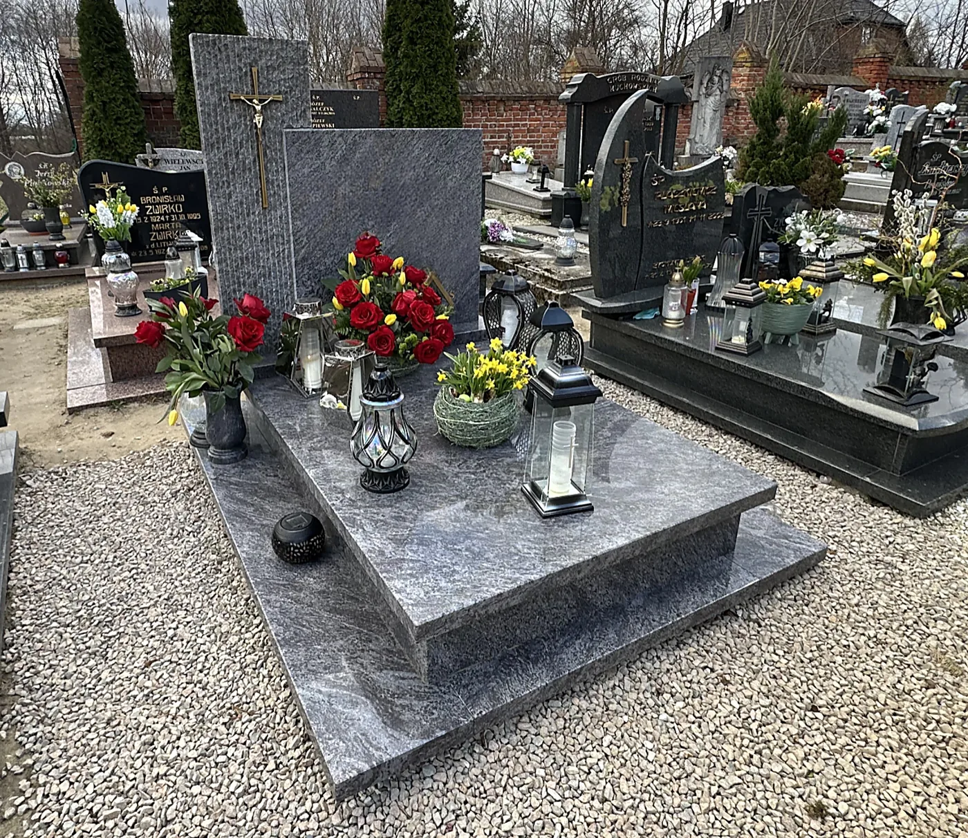Nagrobek podwójny — Granit Orion z krzyżem