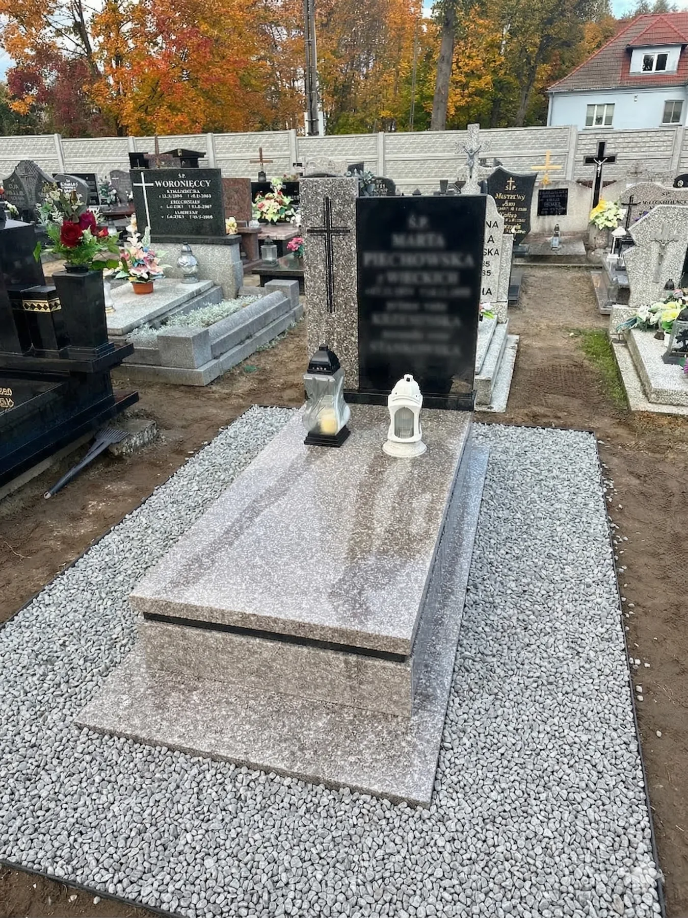 Nagrobek nowoczesny granitowy na cmentarzu — realizacja Kościerzyna