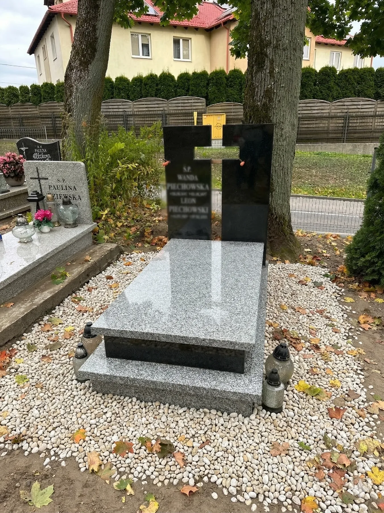 Nagrobek nowoczesny — granit szary i czarny
