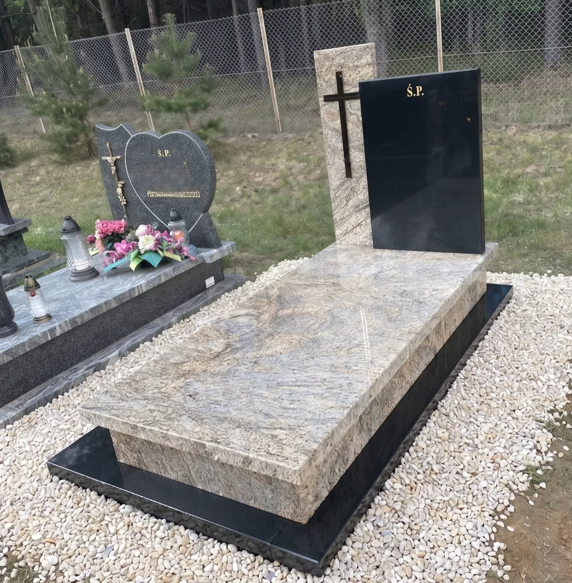 Nagrobek jasny prosty nowoczesny — realizacja