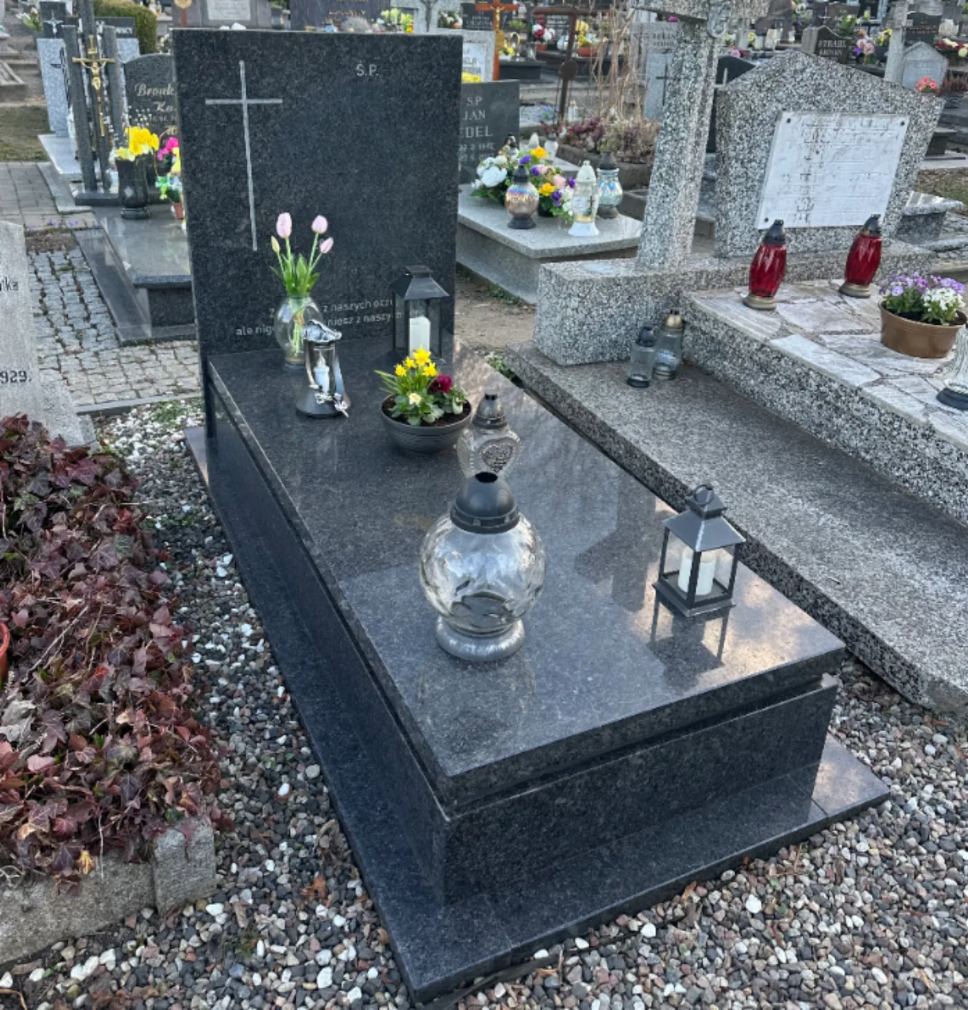 Nagrobek pojedynczy elegancki — granit, realizacja Pomorze