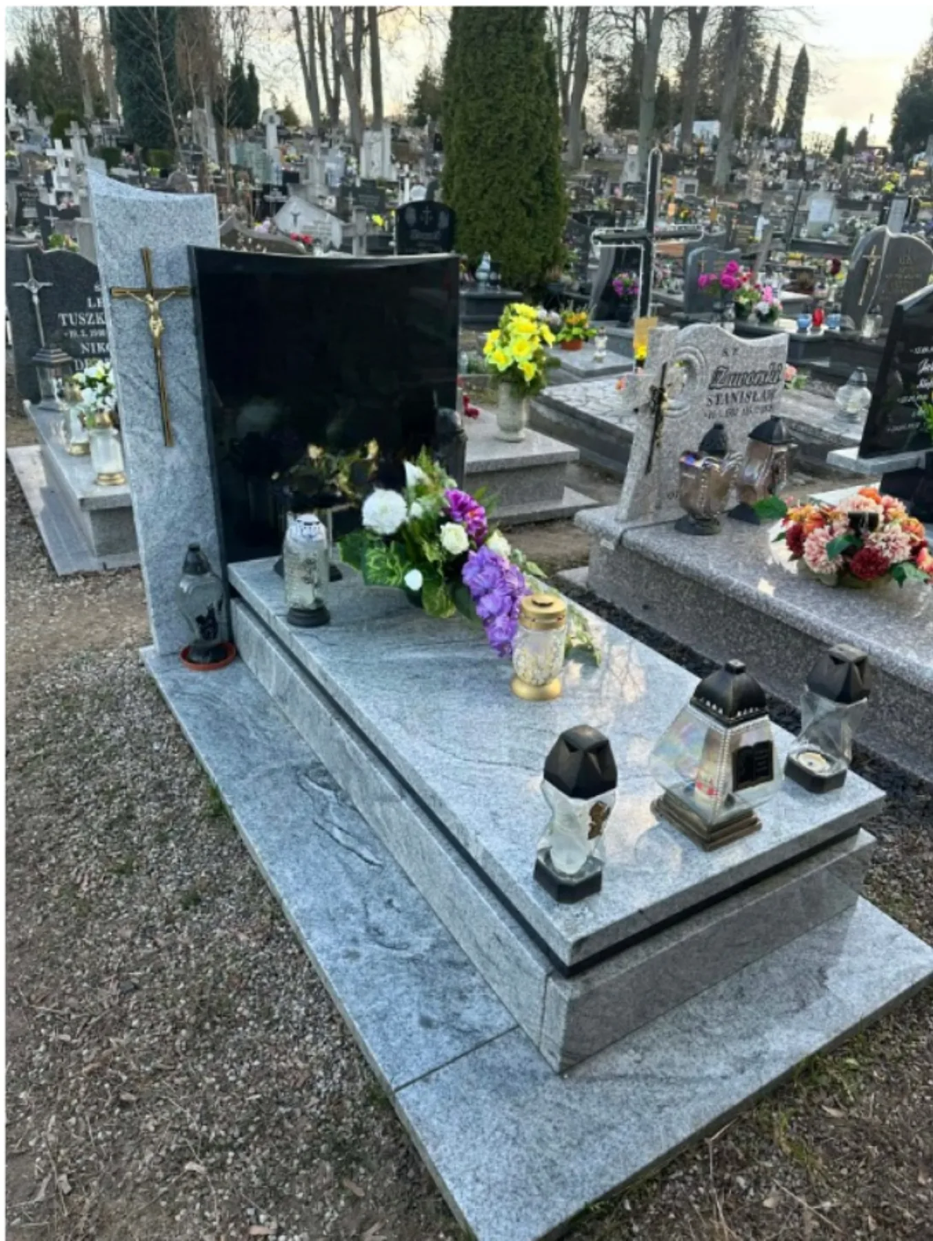 Nagrobek pojedynczy z krzyżem — granit, Kościerzyna